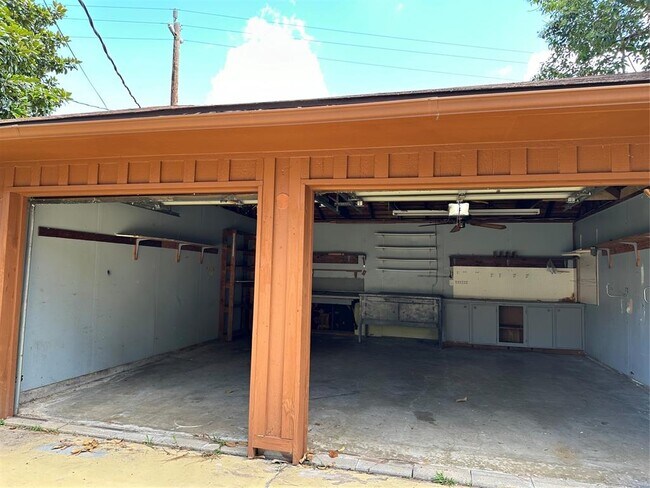 Building Photo - 8322 Edgemoor Dr