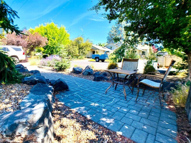 Building Photo - Unfurnished - Charming 3-Bedroom Home in D...