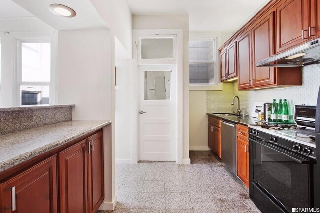 Kitchen - 1244 Jones St