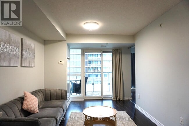 Building Photo - 386 Yonge St