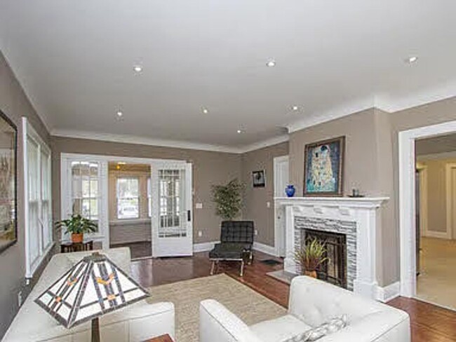Building Photo - Large home in a convenient location