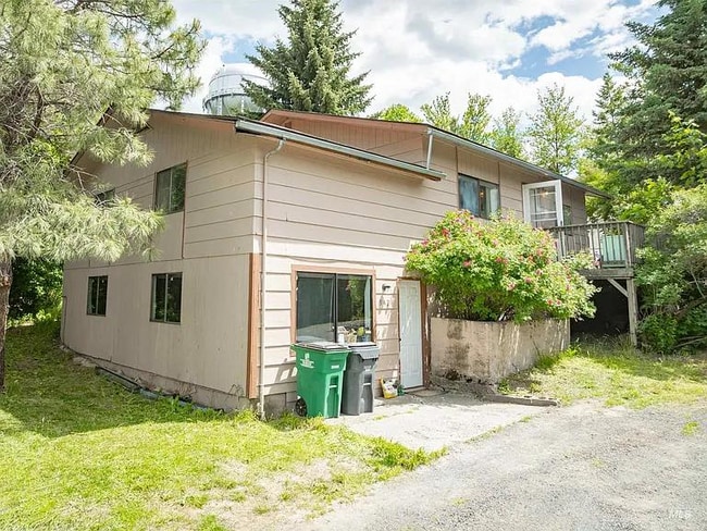 Building Photo - 940 E Vandal Dr