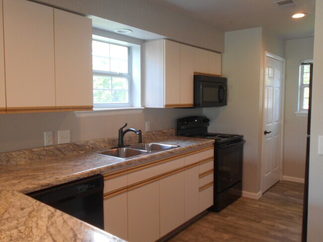 Building Photo - 2 bedroom 2 bath Walk In Apartment Branson...