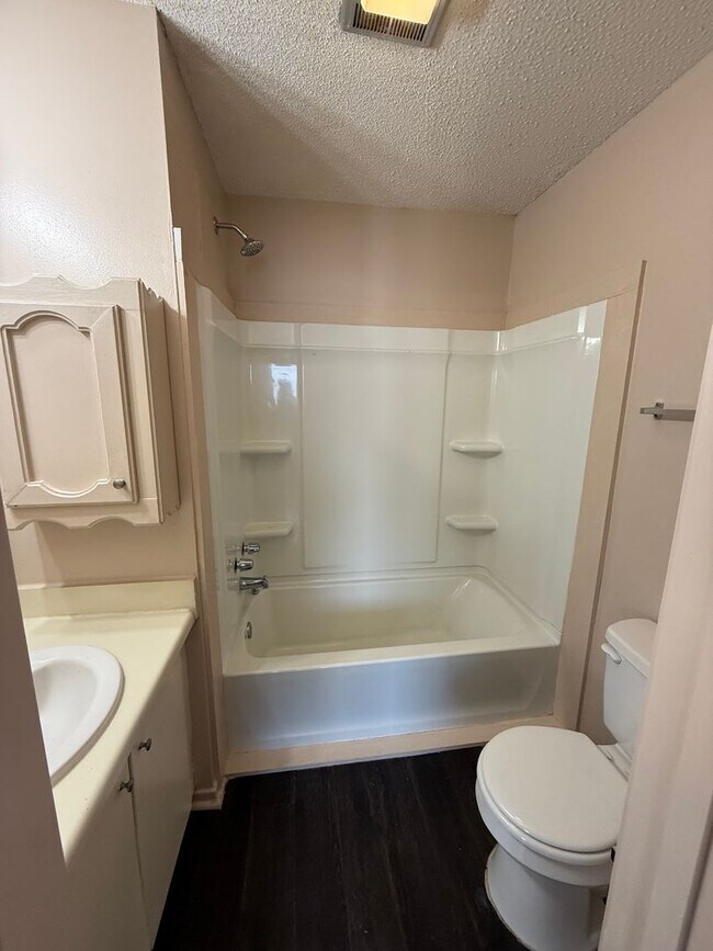 Building Photo - 2 bedroom 2 bath town home in a gated comm...