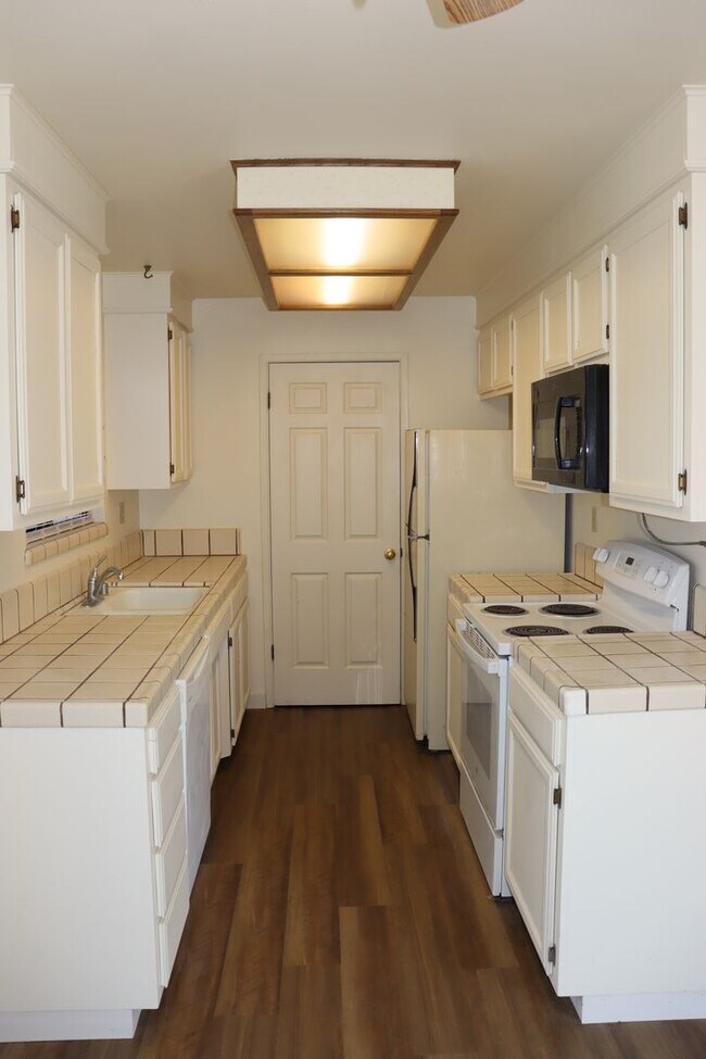 Foto del edificio - Two Bedroom Condo in gated community close...