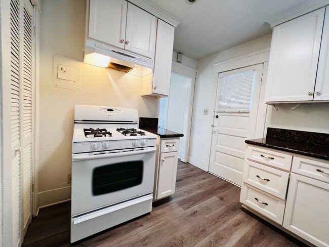 Building Photo - Spacious Cute one bedroom a block from the...