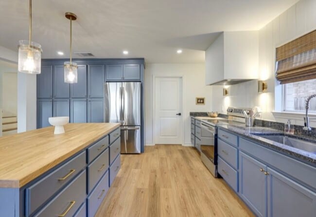 Foto del edificio - 6315 Regency Ct