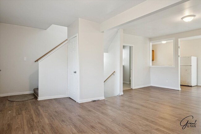 Building Photo - $1200 2 bedroom large home