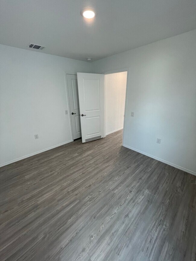 Foto del edificio - For Rent: Modern 3 Bed | 2 Bath | 2-Car Garage Home in Mission del Lago Community