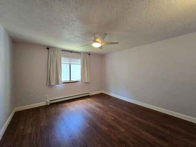 Foto del edificio - Centrally Located Quiet 2nd Story Condo unfurnished