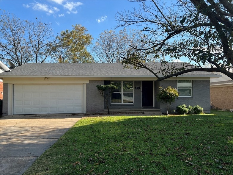 Primary Photo - 1113 S Idlewild Dr