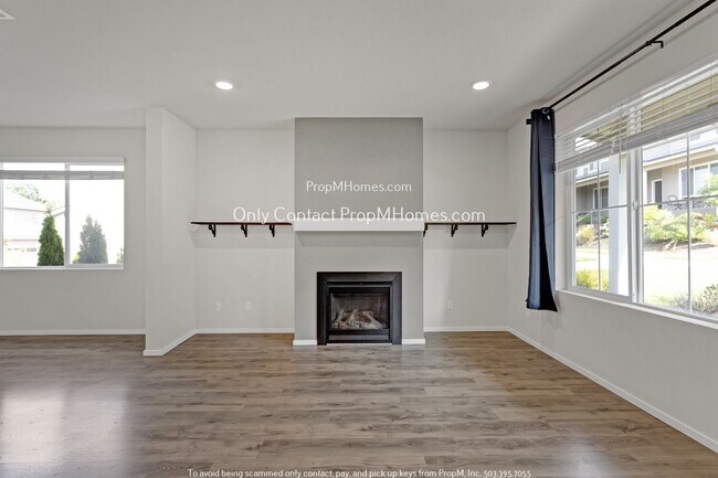 Foto del edificio - End-Unit Elegance: Charming Townhome in No...
