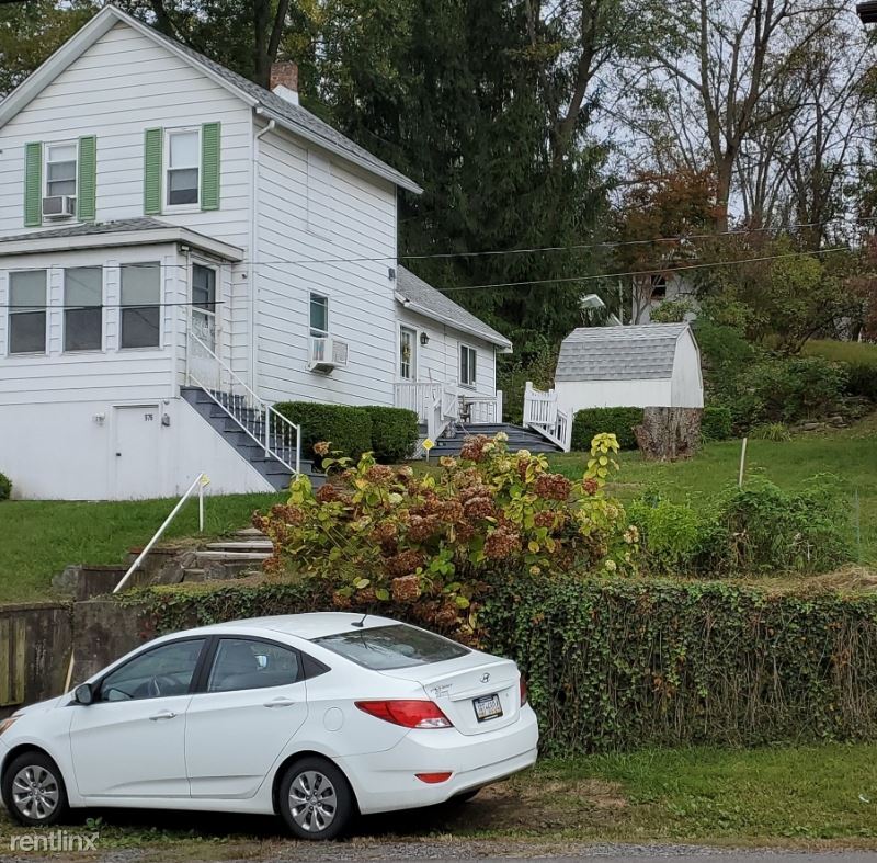 Primary Photo - 1 br, 1.5 bath House - 976 main street