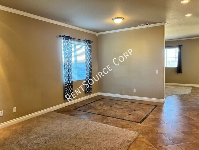Building Photo - 4 Bedroom / 2.5 Bathroom House for Rent in...