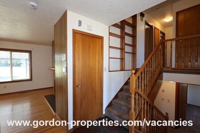 Foto del edificio - SE Molt St - Milwaukie 4 bedroom house wit...