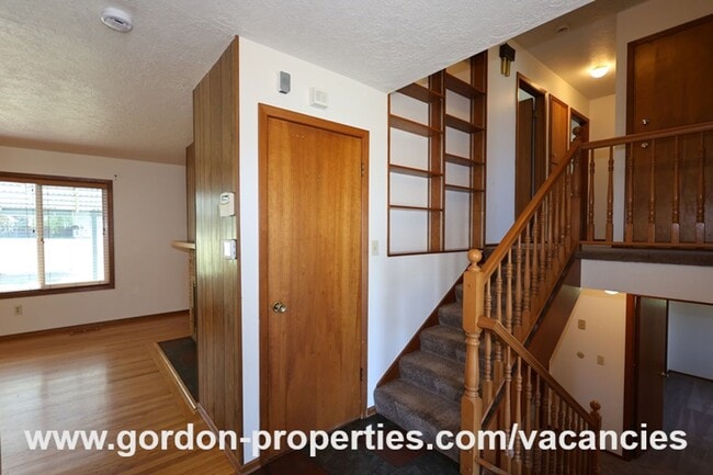 Building Photo - SE Molt St - Milwaukie mid-century split l...