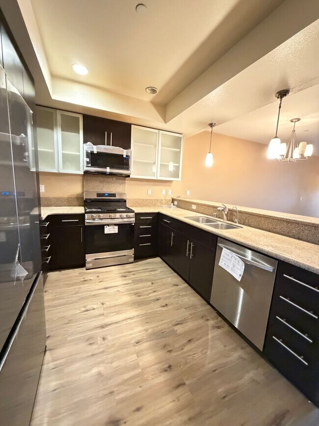 Foto del edificio - Unbeatable Downtown Escondido Townhome