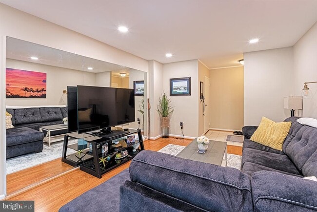 Building Photo - 2037 Royal Fern Ct