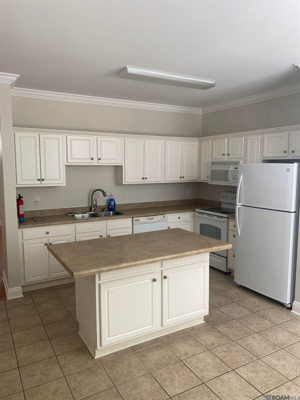 Foto del edificio - 2121 Plantation Ln