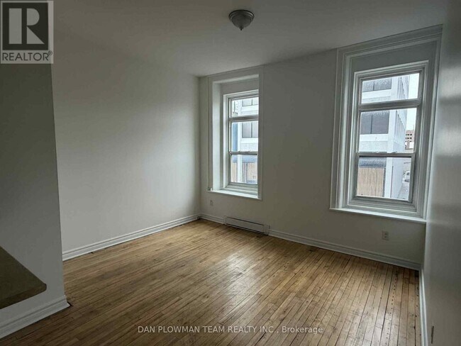 Photo du bâtiment - 8 Simcoe St N