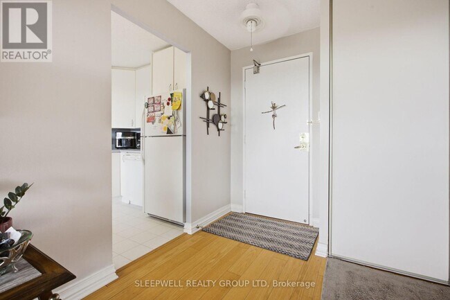 Photo du bâtiment - 665 Bathgate Dr