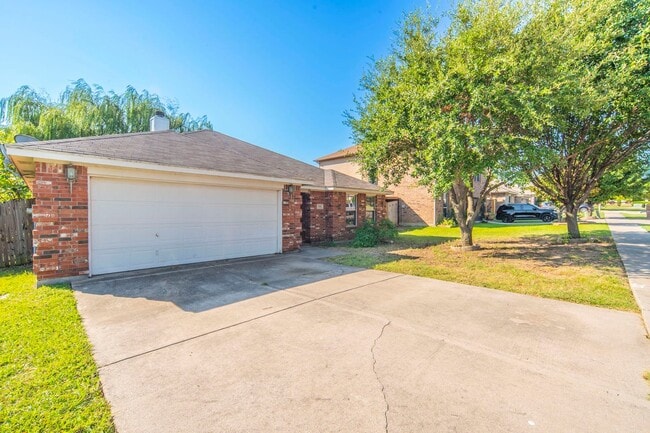 Building Photo - Nearly Updated! Ready for Move-in and Near...