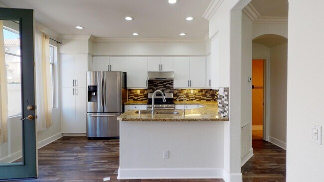 Building Photo - Beautiful Sabre Springs townhouse with fen...
