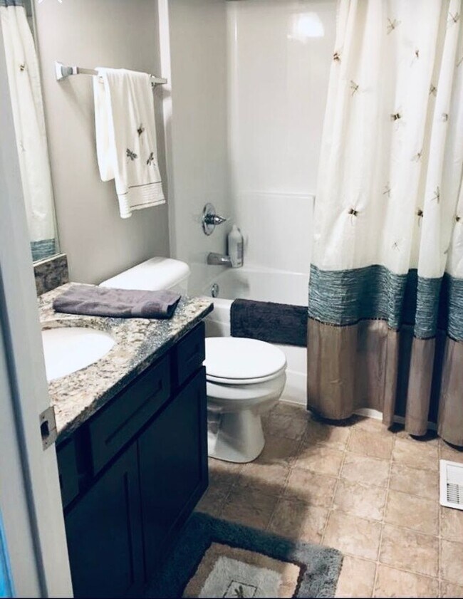 Foto del edificio - Bright & Open Tri-Level In Whitetail Creek!!