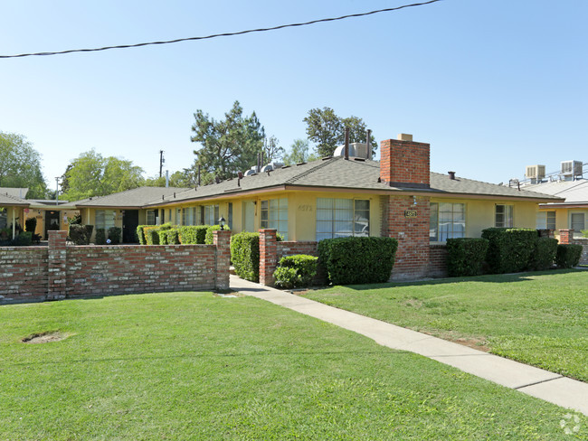 Foto del edificio - College Apartments