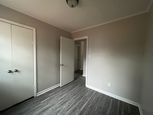 Building Photo - 1222 Essex Pl