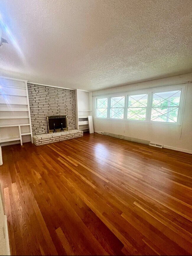 Building Photo - 3 Bedroom 3 Bathroom Home with Finished Ba...