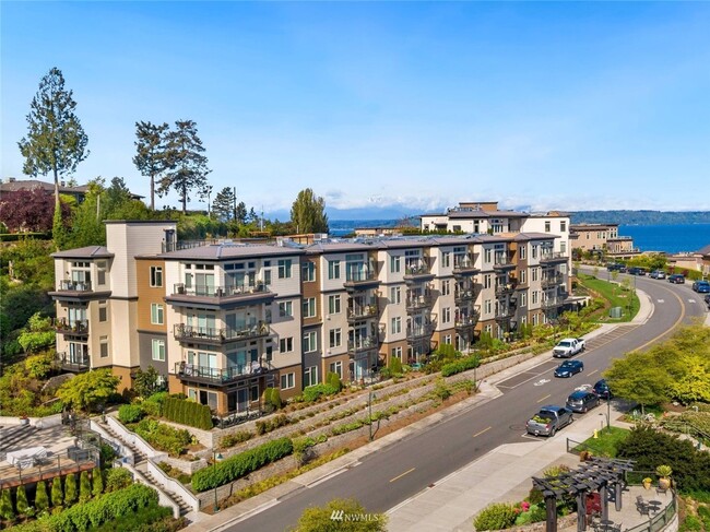 Building Photo - Stunning water views 2 bedroom 2 bath luxu...