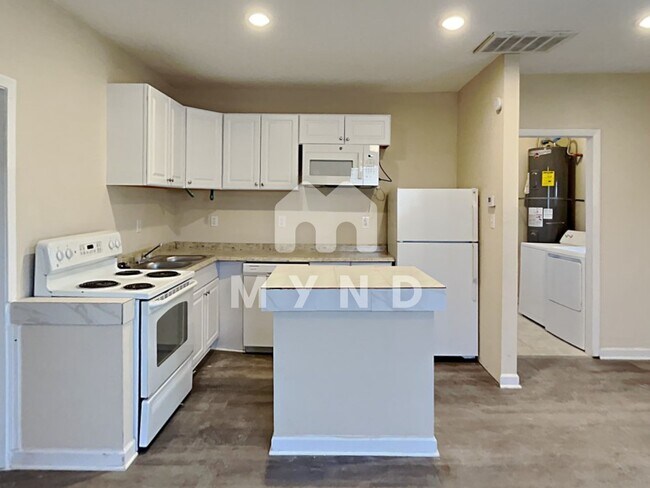 Building Photo - 496 N Main St Unit B