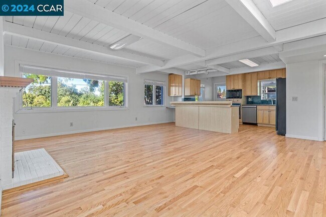 Building Photo - 1352 Sunset Loop