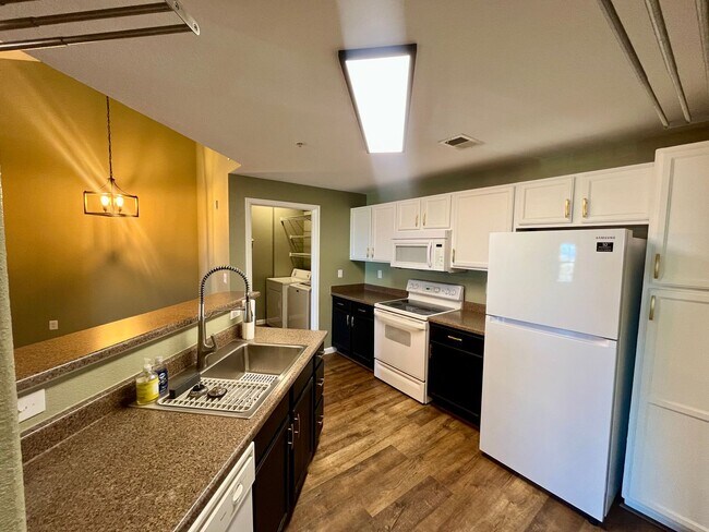 Foto del edificio - 1 bed 1 bath w/ Beautiful Mountain views!