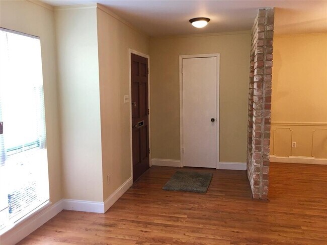 Building Photo - 13094 Trail Hollow Dr