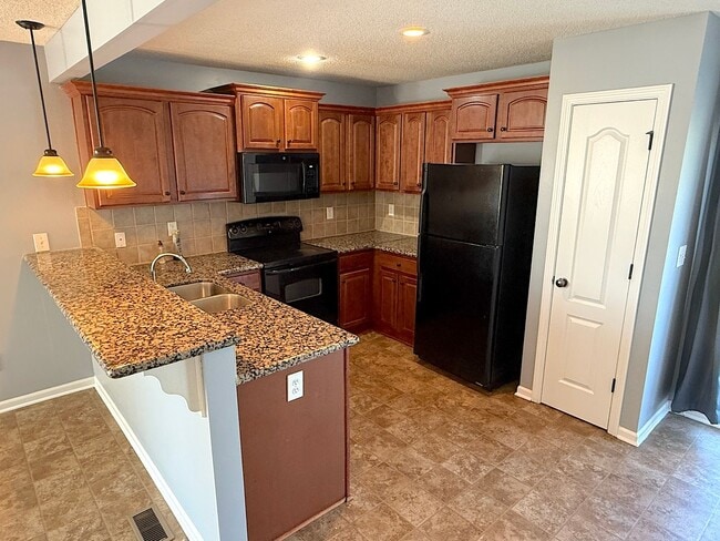 Building Photo - Great 3 Bedroom Townhome For Rent!