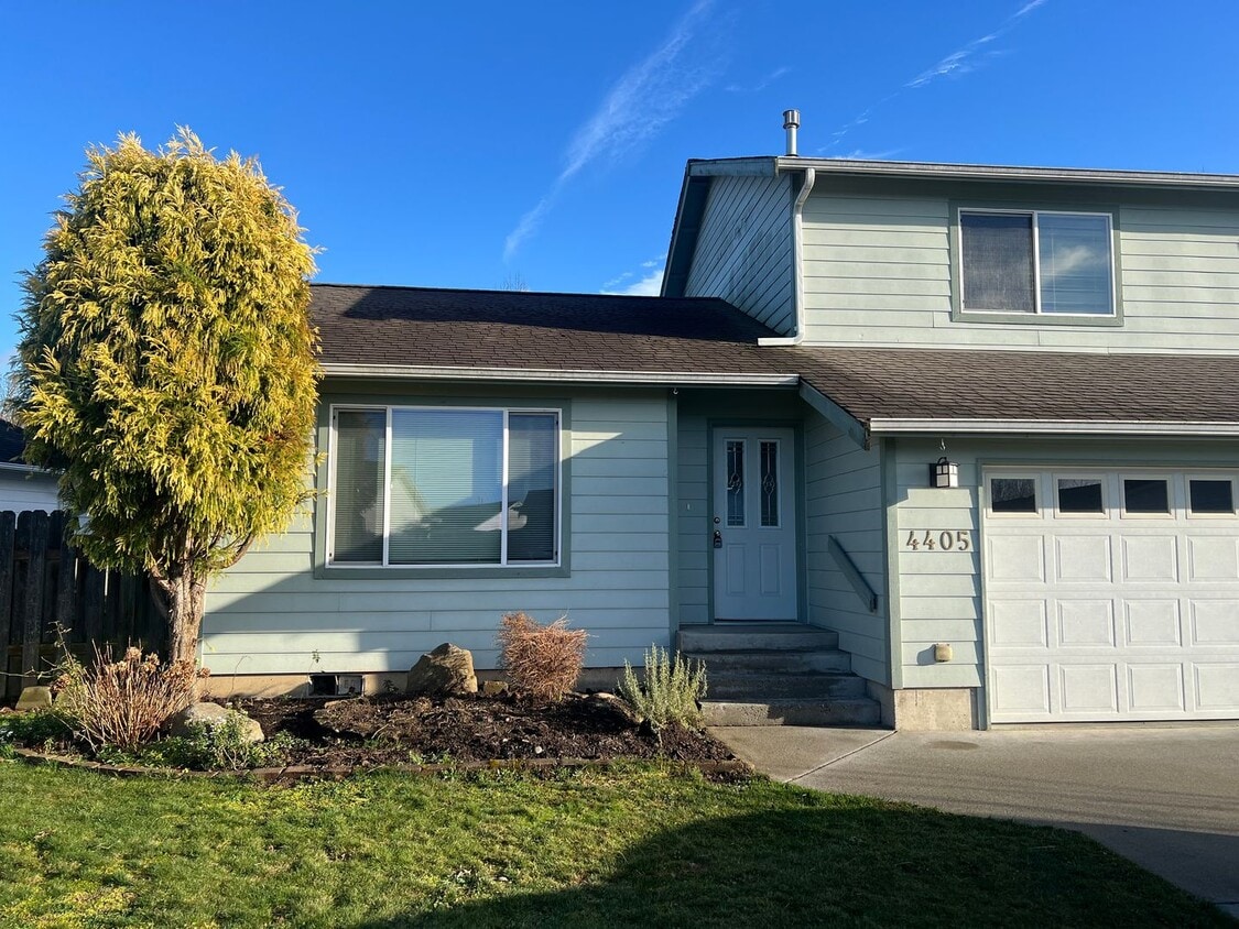 Foto principal - 2 Bedroom Home in Blaine!