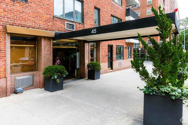 Entrada - 45 East End Ave