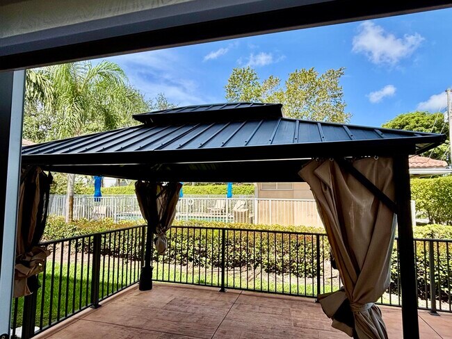 Foto del edificio - 4901 Palm Garden Ln