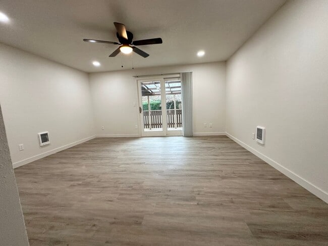 Building Photo - 3 Bedroom Cornelius Duplex, with Lots of U...