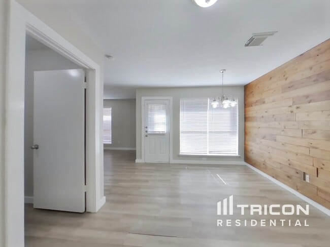 Foto del edificio - 1824 Old Creek Dr