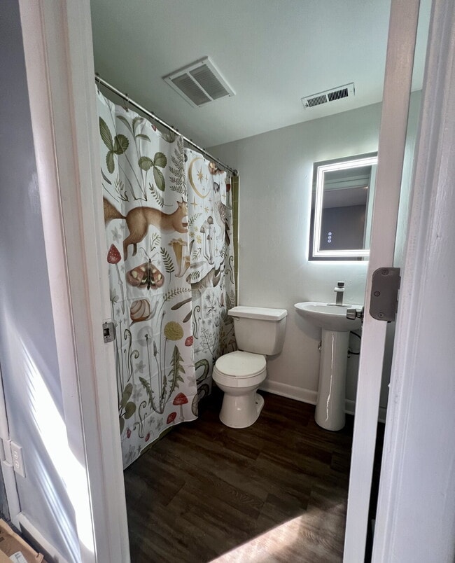 Building Photo - Newly Updated One Bedroom Apartment Availa...