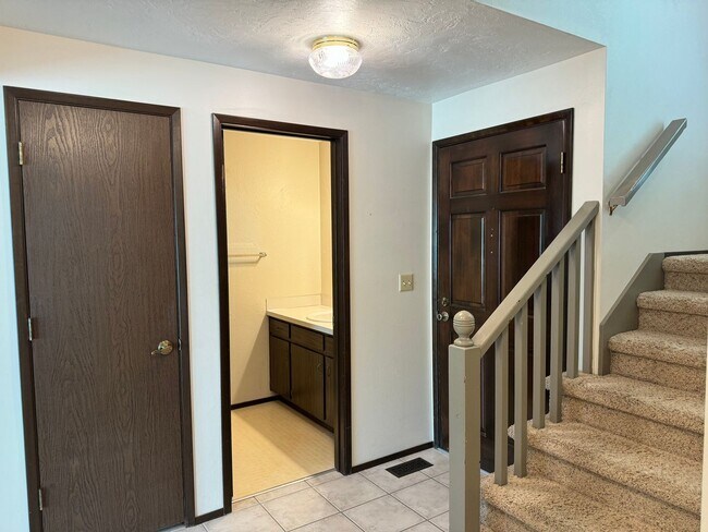 Foto del edificio - 3 bedroom 2.5 bathroom duplex off Coburg Rd.