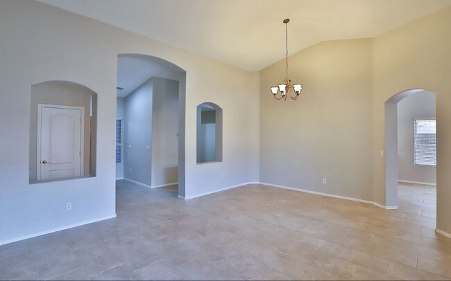 Foto del edificio - Beautiful 4-Bedroom Chandler Home with Pri...