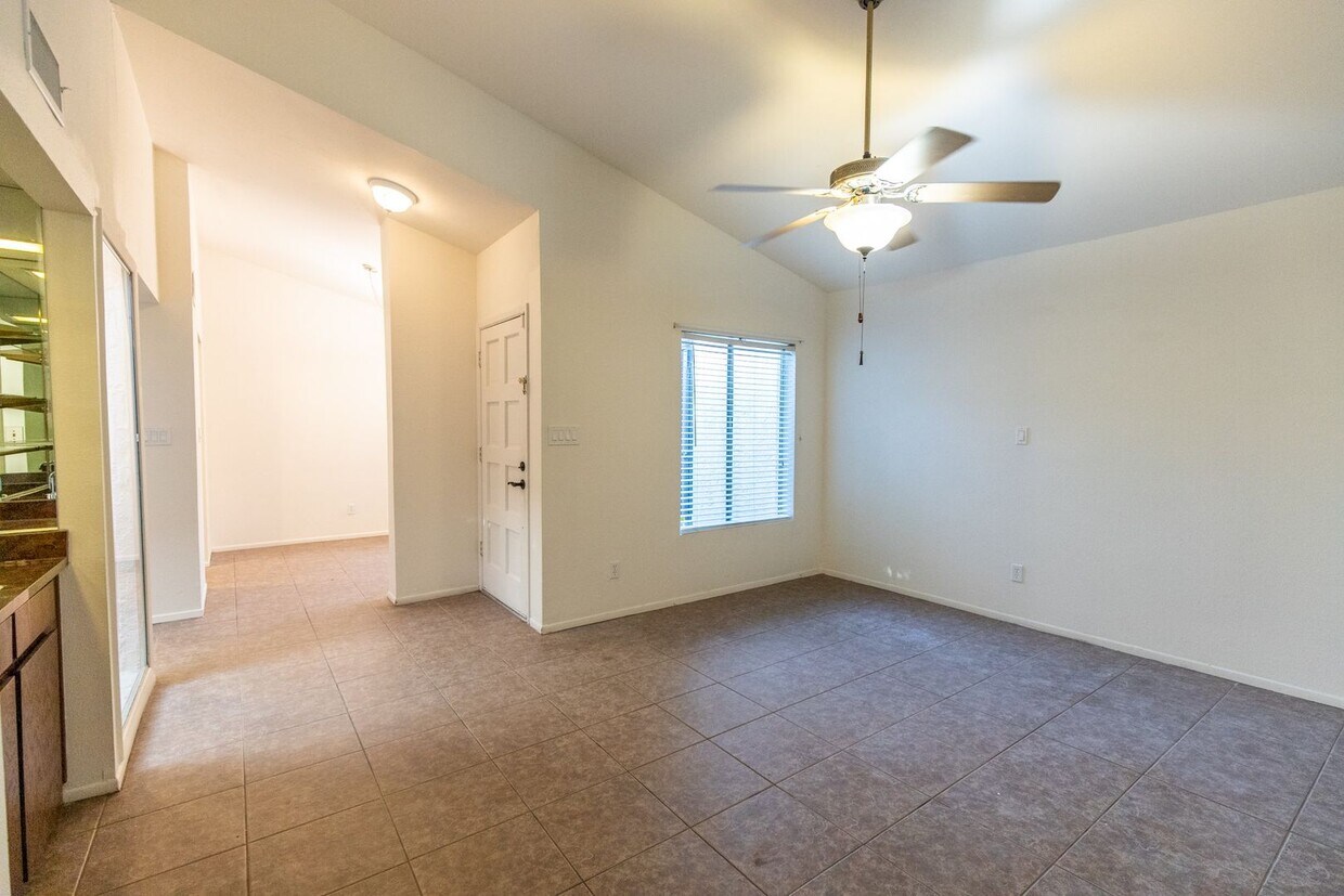 Foto principal - FANTASTIC 2 BEDROOM 2 BATH TOWN HOME IN GA...