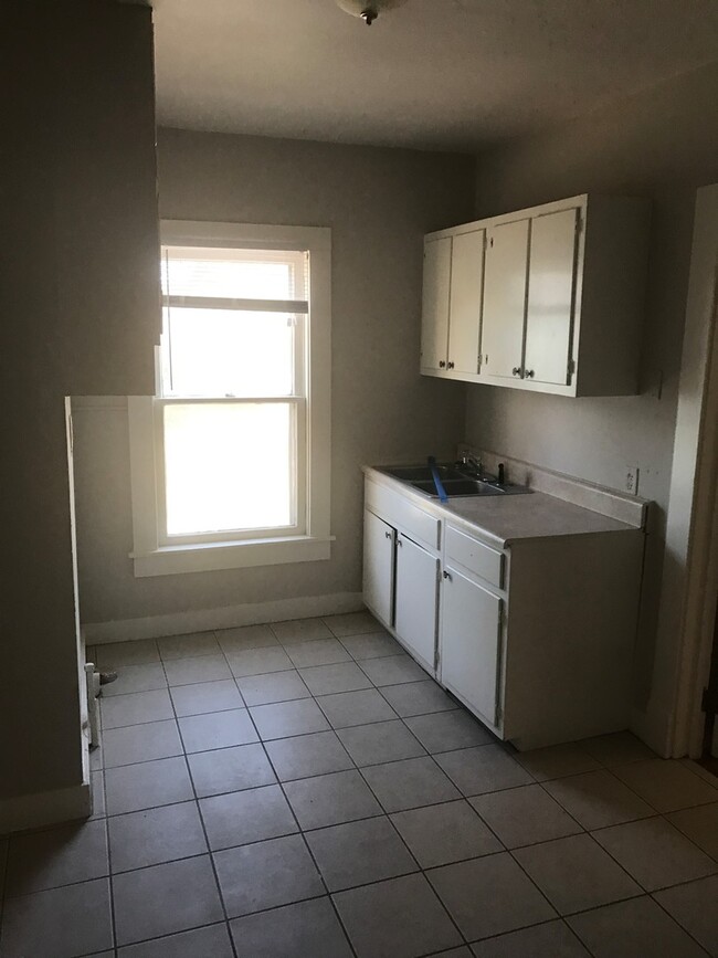 Building Photo - 1 bed, 1 bath with washer and dryer near U...