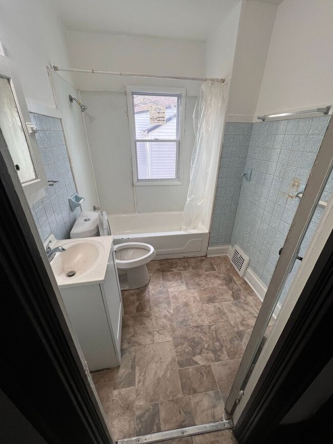 Building Photo - Section 8 Accepted: Affordable 4 Bed, 1 Ba...