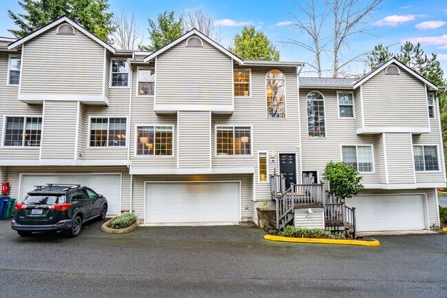 Foto del edificio - RENOVATED 3 BED, 3 BATH KIRKLAND TOWNHOME W GARAGE & EASY COMMUTE!