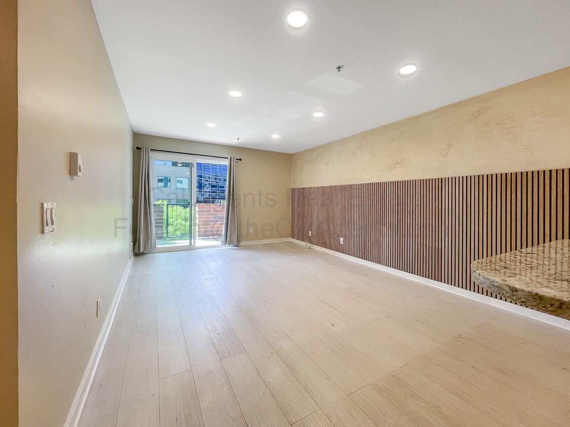 Foto principal - 6400 Christie Ave
